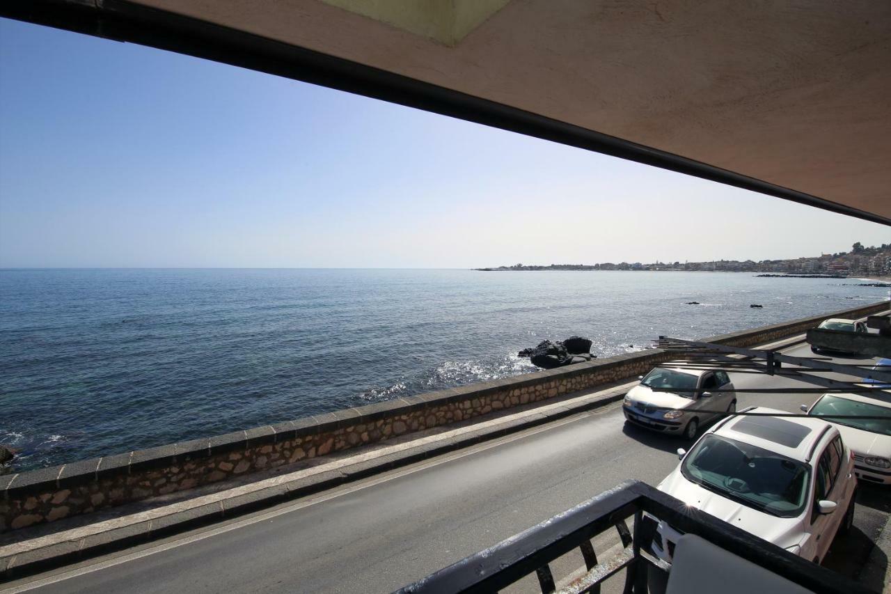 Taorminaxos Apartment จีอาร์ดีนี นักซอส ภายนอก รูปภาพ